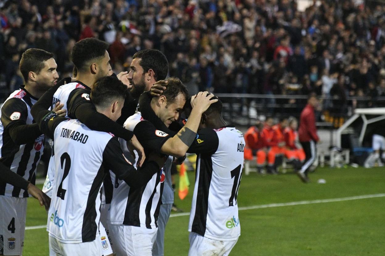 Gorka Santamaría celebra con sus compañeros su décimo gol con el Badajoz. 