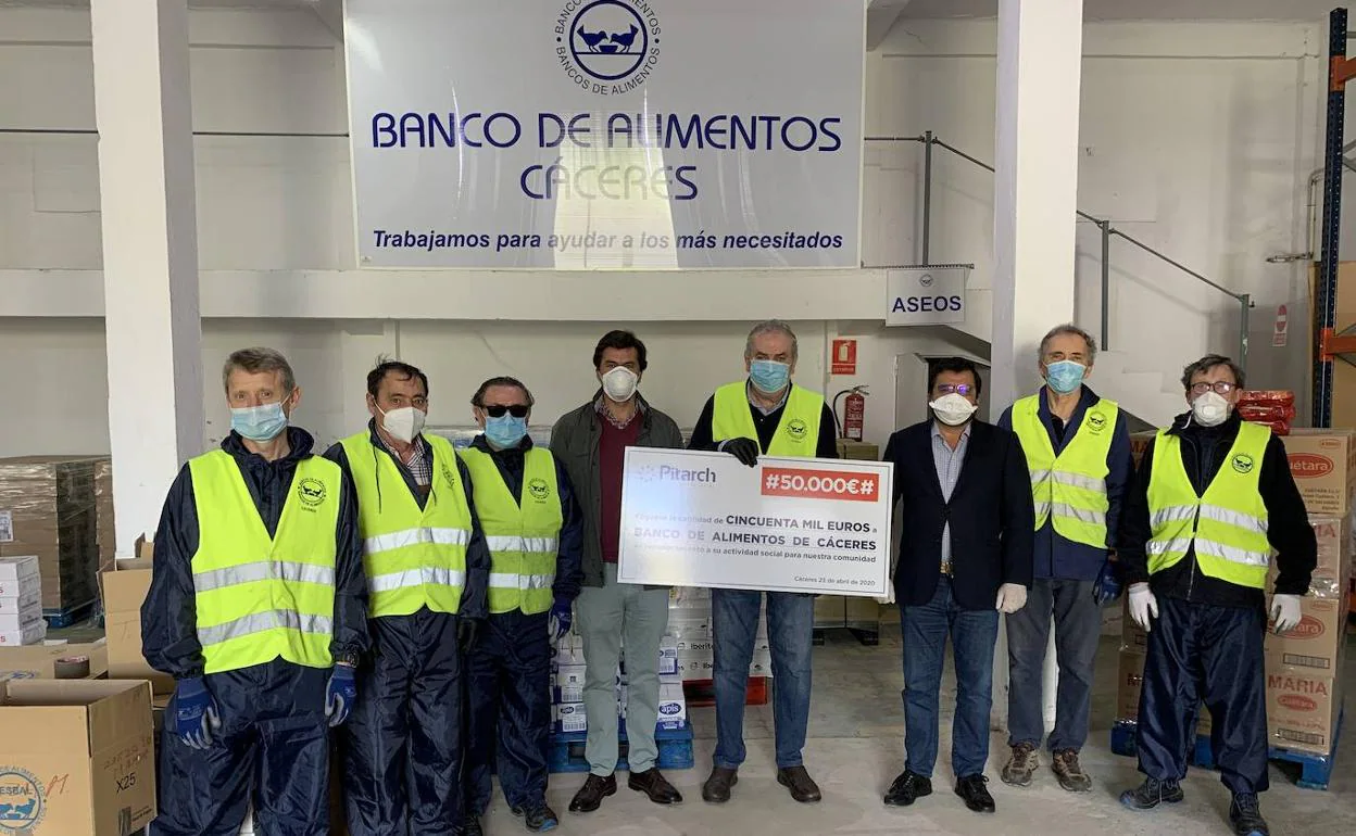 Pitarch dona 50.000 euros al Banco de Alimentos de Cáceres para ayudar a familias vulnerables