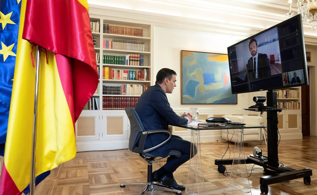 Sánchez, en la videoconferencia con Casado, el pasado lunes. 