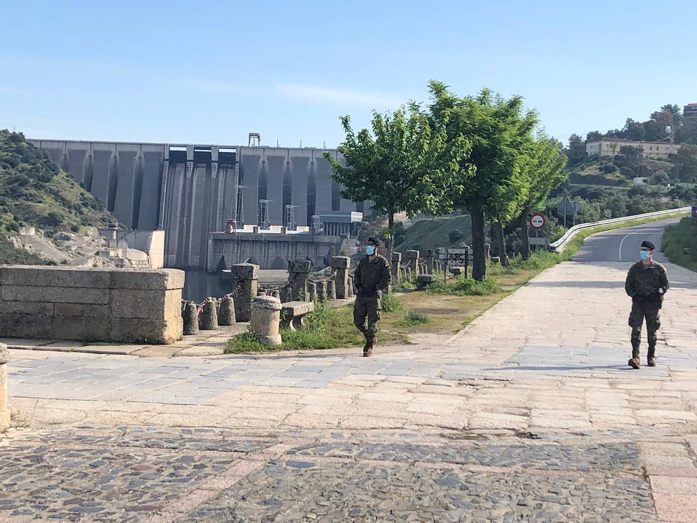 Labores de vigilancia en el entorno del puente romano de Alcántara. 