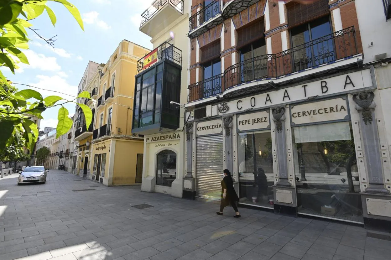 Los bares de la plaza de España cerrados simbolizan la situación del sector de la hostelería en Badajoz. 
