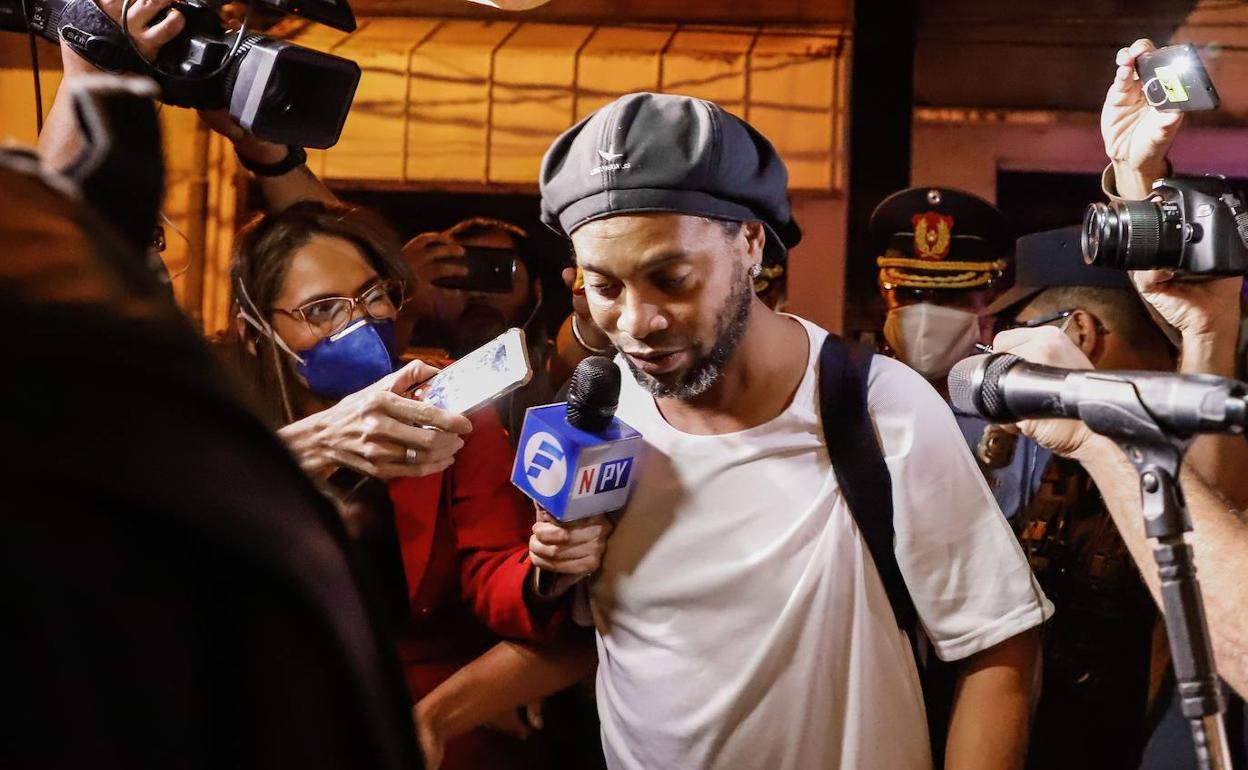 Ronaldinho, a la entrada del hotel de Asunción donde cumple arresto domiciliario. 