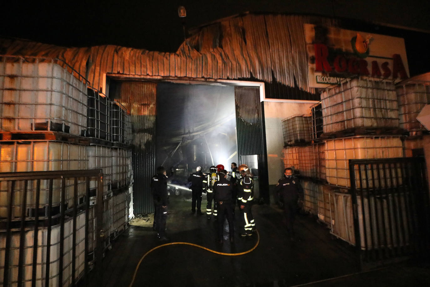El almacenaje de mucho material plástico ha complicado las labores de extinción llevadas a cabo por tres dotaciones de bomberos