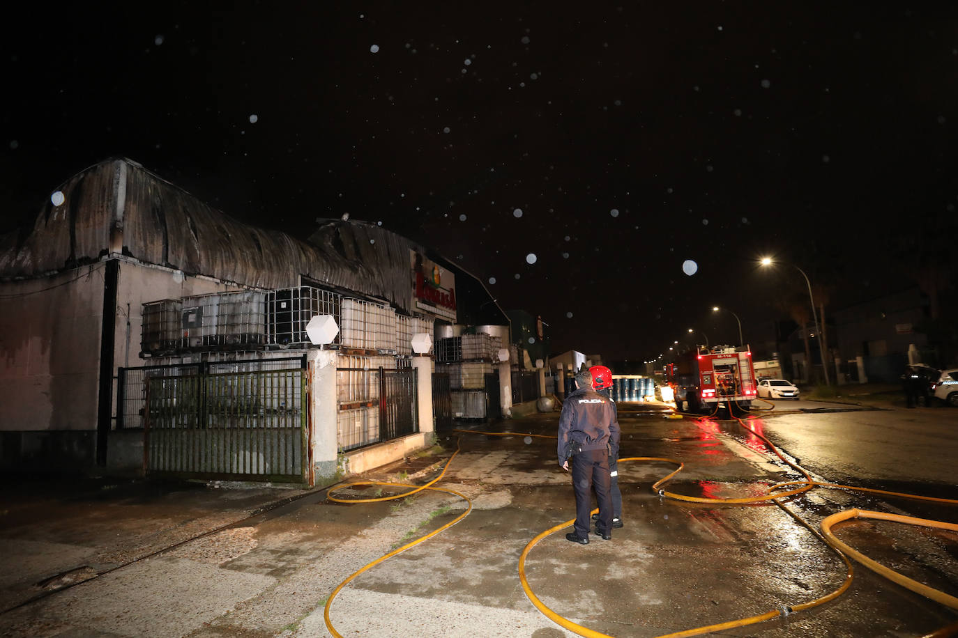 El almacenaje de mucho material plástico ha complicado las labores de extinción llevadas a cabo por tres dotaciones de bomberos