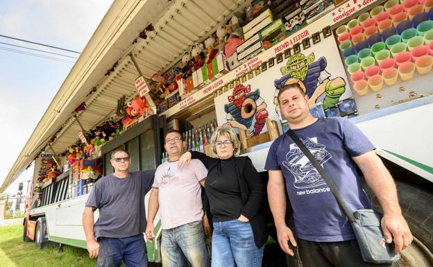 Rosa Morgado, junto a su marido, cuñado y sobrino delante del tráiler ya listo para las ferias