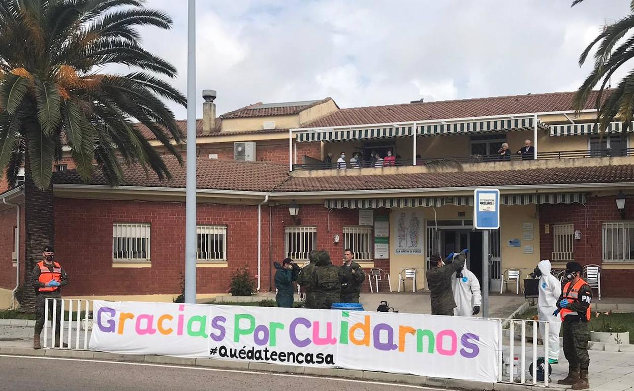 Militares de la Brigada Extremadura XI en la residencia de Arroyo de la Luz. 