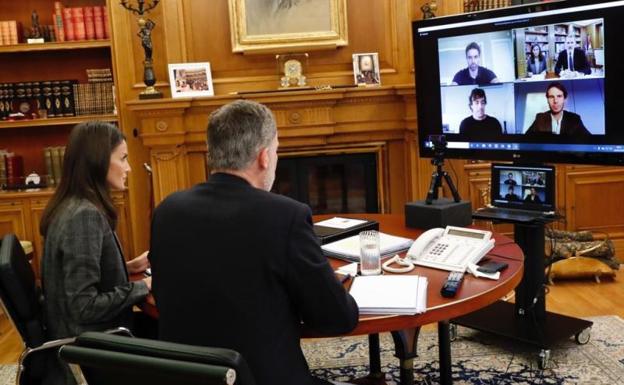 Los reyes Felipe VI y Letizia se reúnen por videoconferencia con los embajadores honorarios de la Marca España.