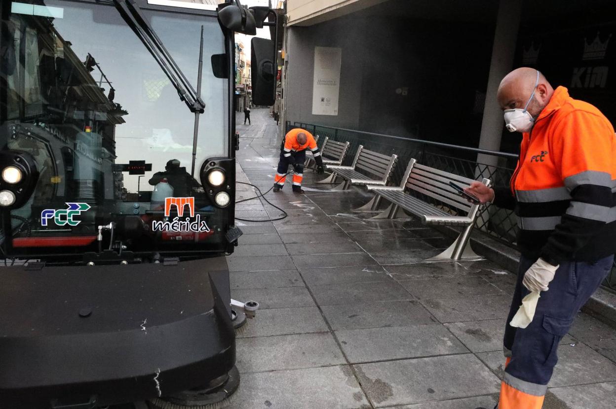 Trabajos de limpieza y desinfección en la calle Sant Eulalia. 