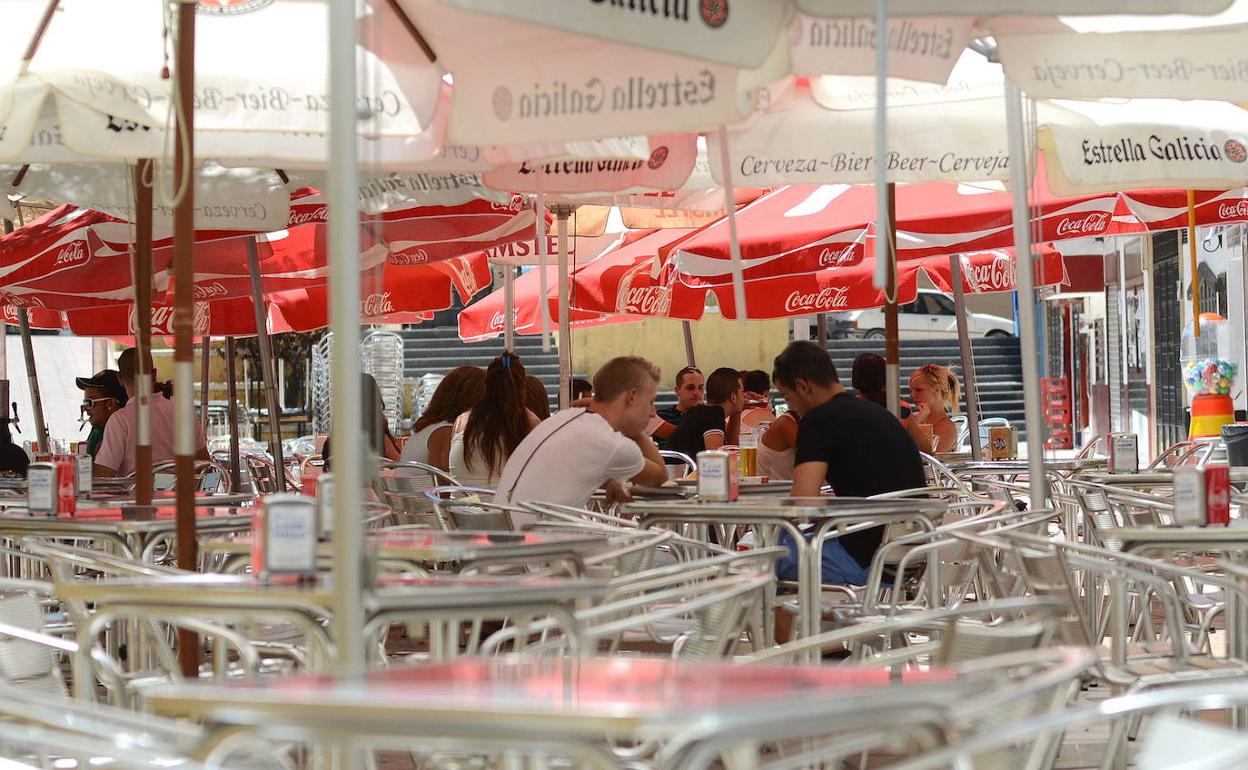 Imagen de archivo de las terrazas en la plaza de Santa María de la Cabeza, en Badajoz. 