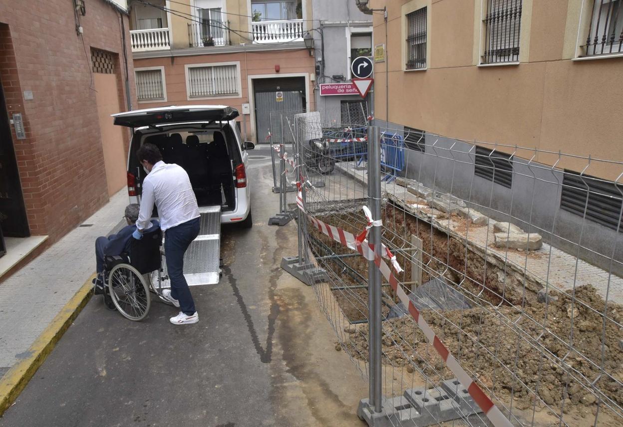 Excavación para enterrar las basuras en la calle Antonio Calado. 