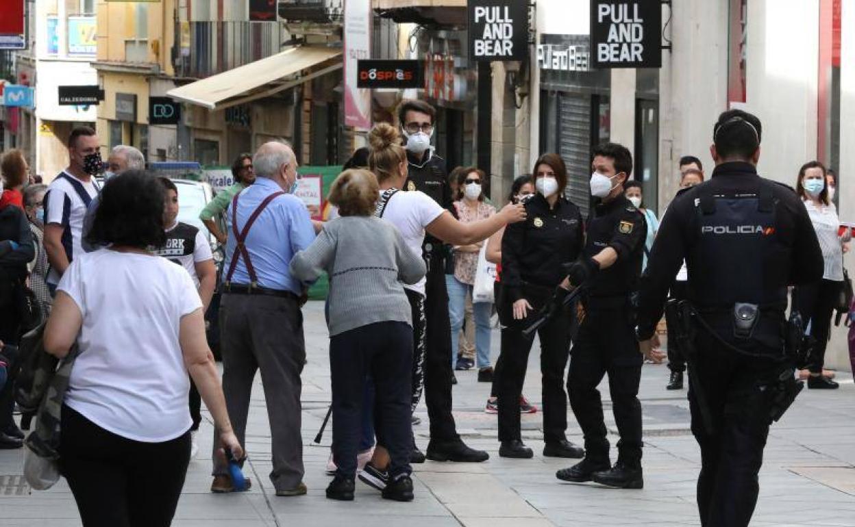 La Policía intervino el lunes ante las aglomeraciones que se formaron en la calle Santa Eulalia de Mérida. 