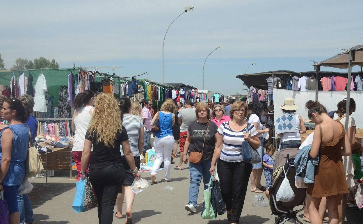 El mercadillo de Mérida distanciará los puestos 2,5 metros entre sí. 