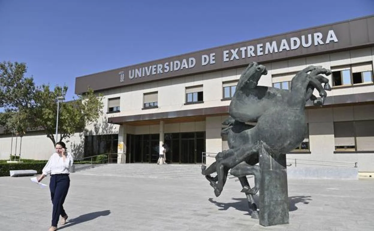 La UEx convoca 46 plazas para profesores titulares y 42 para catedráticos