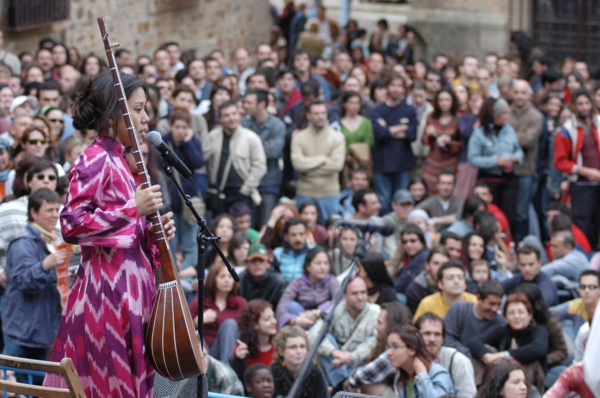 Plaza de San Jorge. Concierto de la cantanteuzbeka Sevara Nezarkhan en la edición de 2004. 