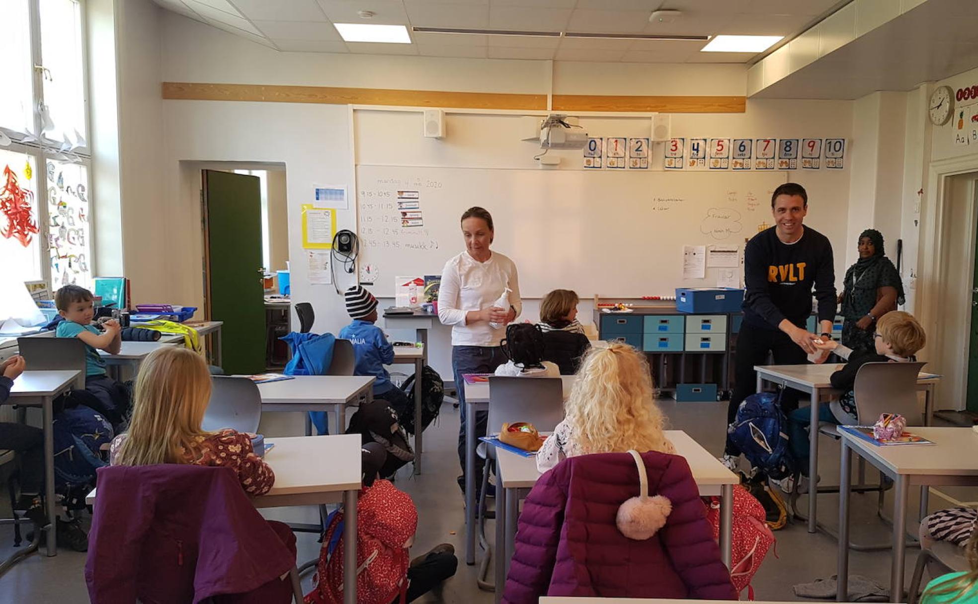 El cacereño Antonio Galindo, profesor en Oslo (Noruega), suministrando gel desinfectante a sus alumnos. 