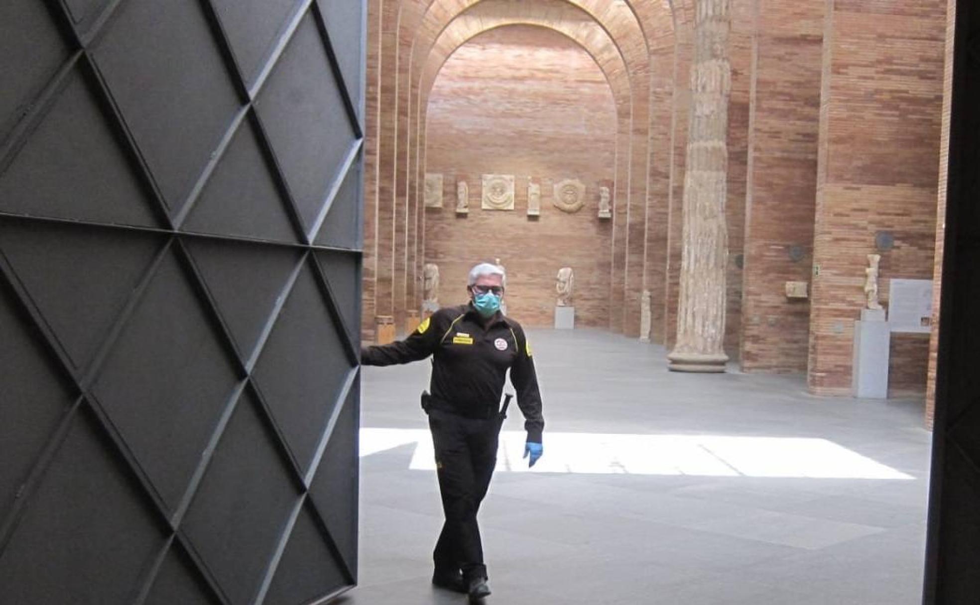 Un vigilante de seguridad cierra la puerta de acceso al Museo Nacional de Arte Romano de Mérida, el único nacional de la región. 