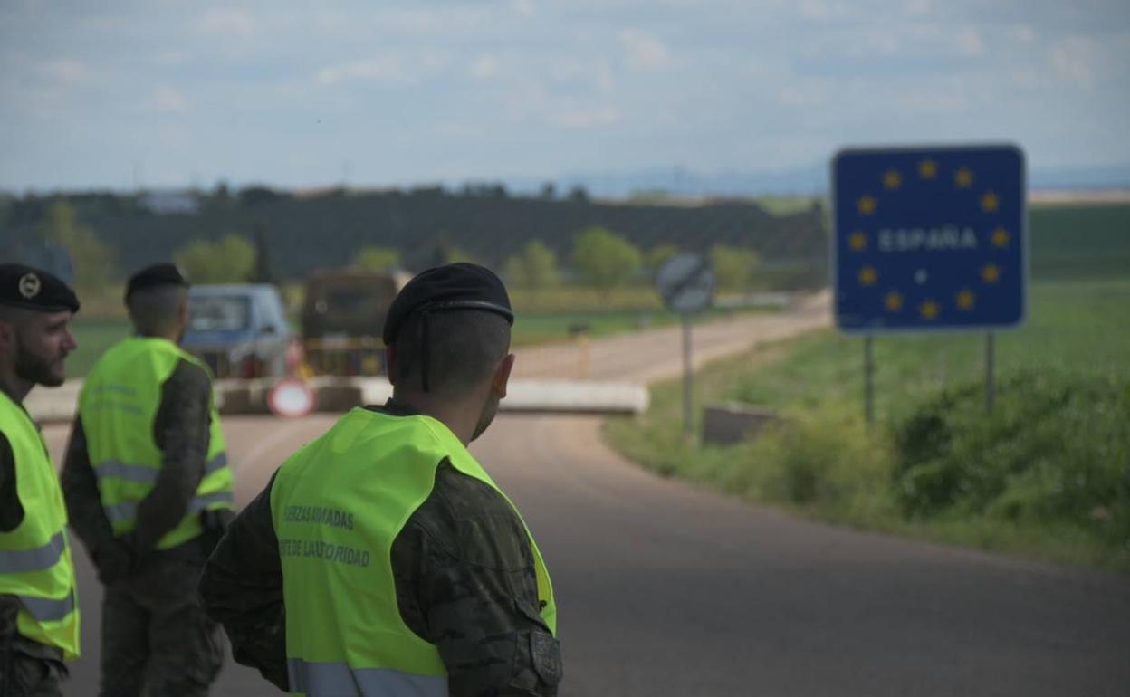 Militares de la Brigada Extremadura en uno de los pasos fronterizos de la región. 