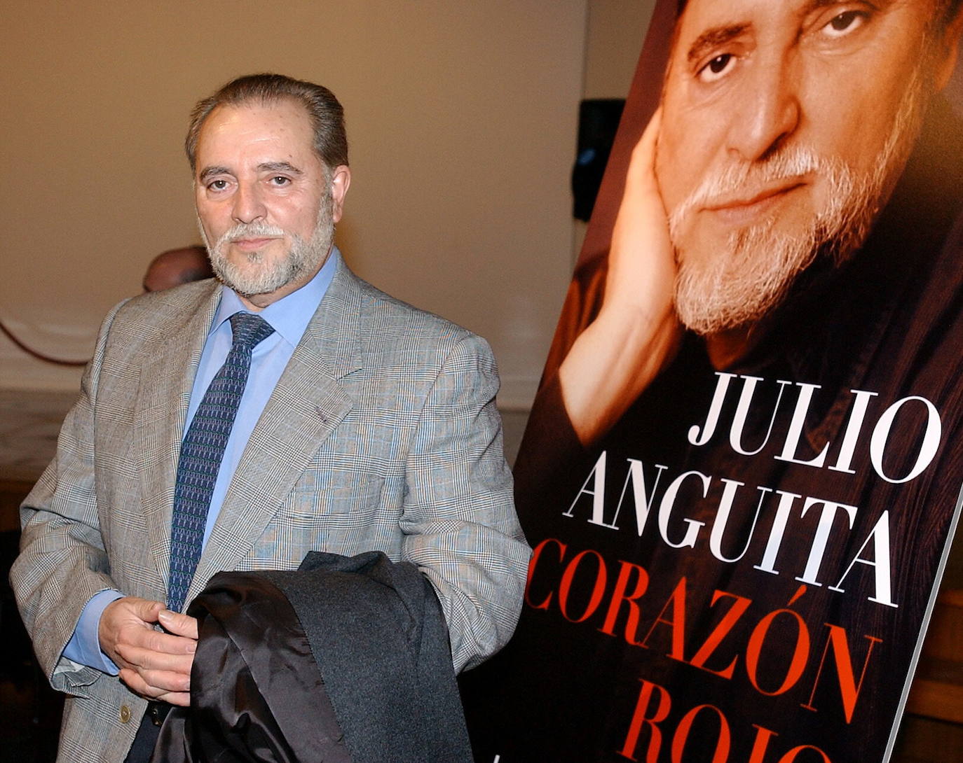 Julio Anguita en la presentación de su libro 'Corazón rojo. La vida después de un infarto', en 2005. 