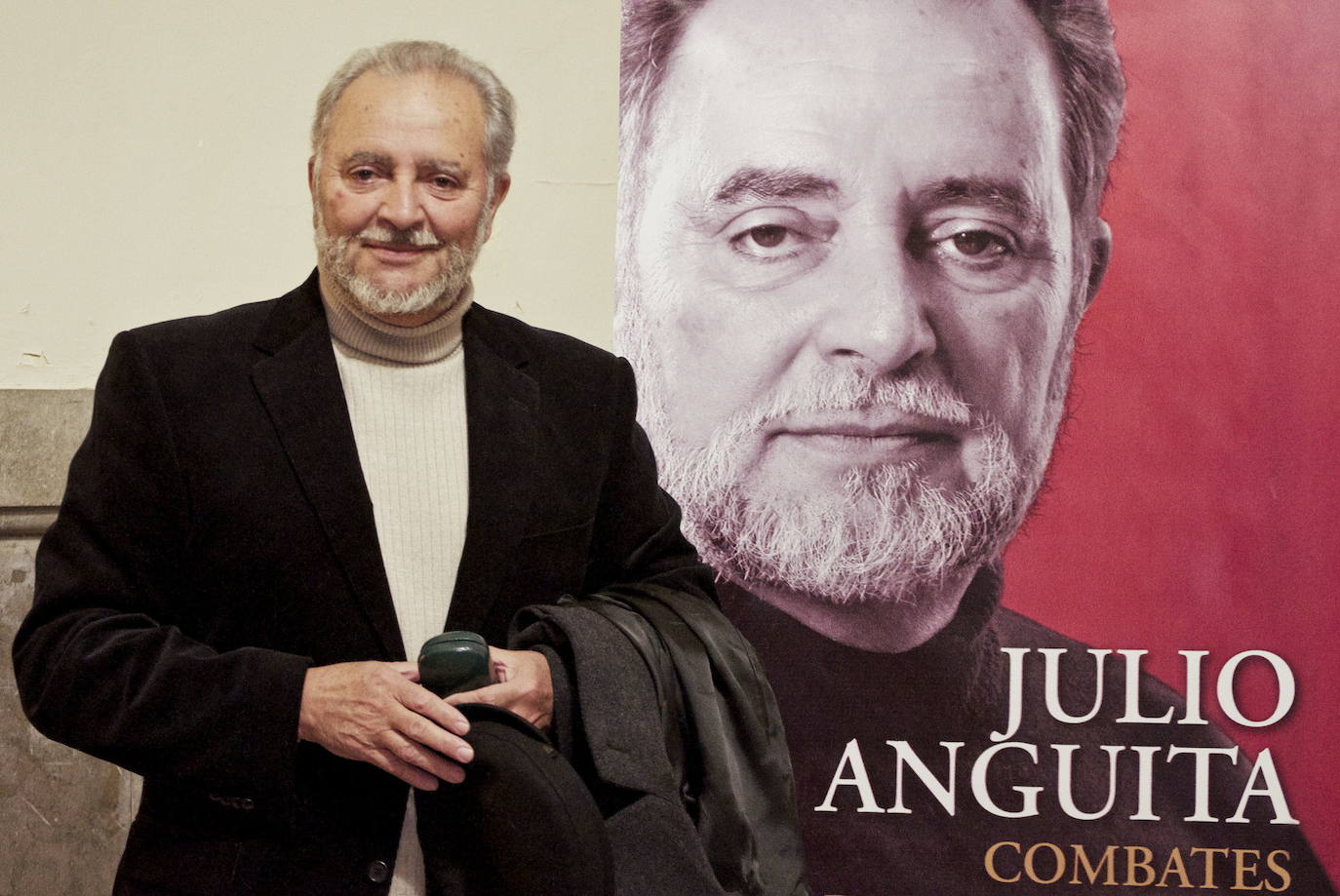 Julio Anguita, durante la presentación de su libro 'Combates de este tiempo' en el Paraninfo de la Universidad de Granada, en 2012.