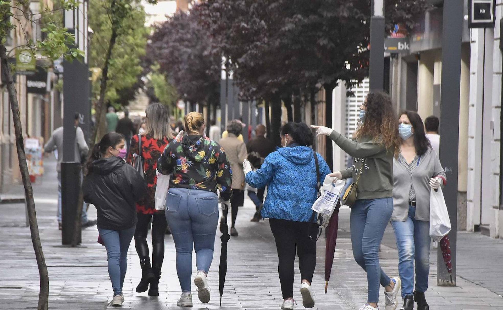 Vecinos de Badajoz paseando por la calle Menacho, tras la reapertura de las tiendas. 