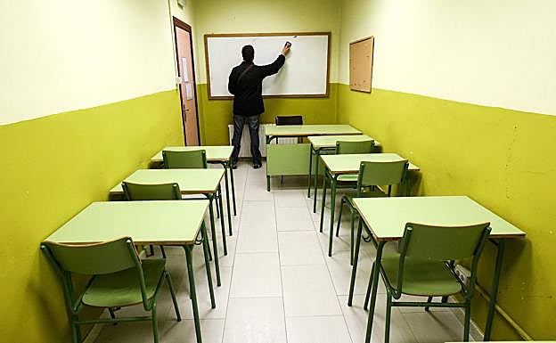 Un profesor en un aula vacía. 