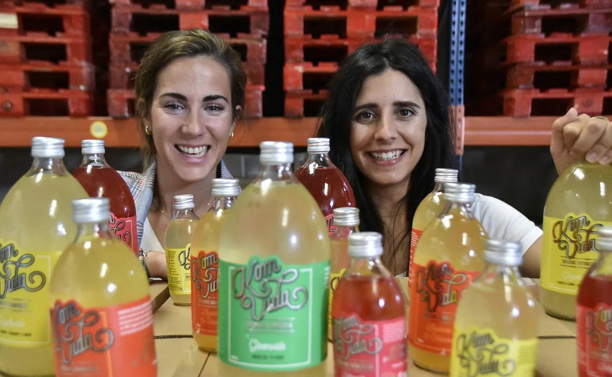 Nuria Morales y Beatriz Magro con su producto fabricado en Fregenal de la Sierra. 