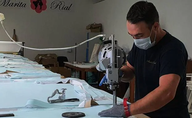 «Como las comuniones se nos vinieron abajo, me ofrecí a cortar las batas en mi taller», Marco Rial, cortador