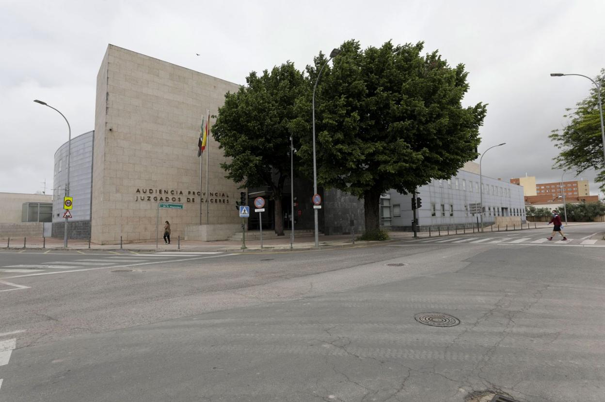 En un principio se ideó hacer otra planta, pero al final se prevé una ampliación en horizontal. 