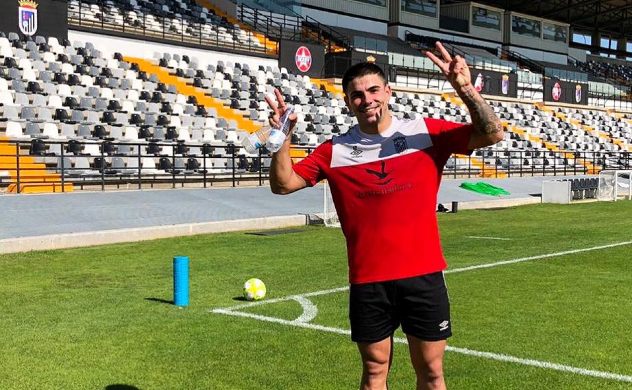 Kike Pina posa con el símbolo de la victoria durante el entrenamiento de esta mañana