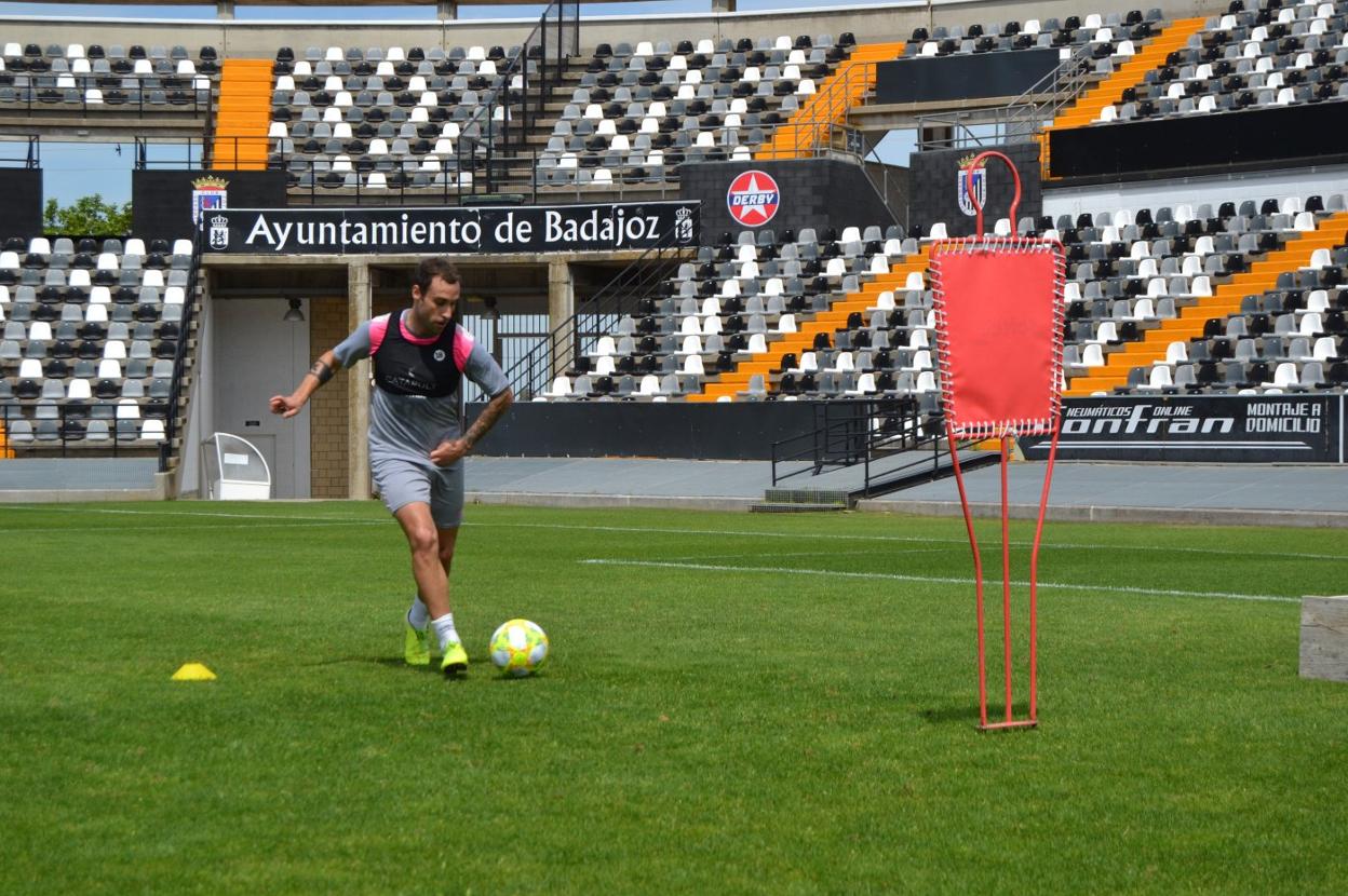 Gorka Santamaría durante el entrenamiento individual de ayer sobre el césped del Nuevo Vivero. 