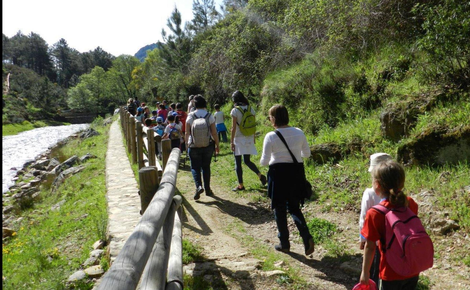 Participantes en un campamento de verano de la empresa Légola haciendo una ruta. 