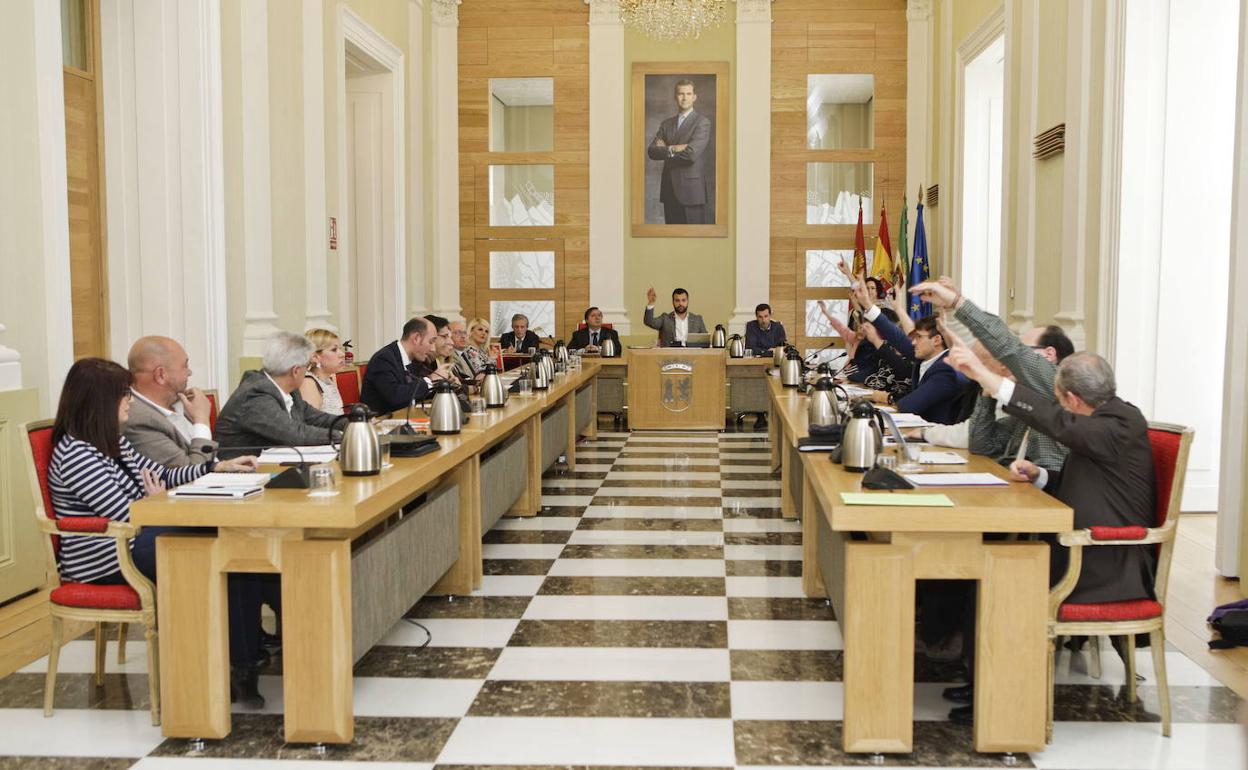 Pleno celebrado en el Ayuntamiento de Cáceres a finales de febrero. 