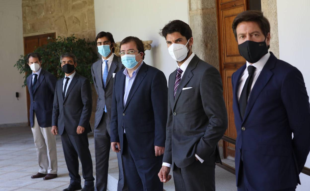 En la reunión con Vara han estado el ganadero Borja Domecq, el presidente de la Fundación Toro de Lidia, Victorino Martín, y los toreros Miguel Ángel Perera, Cayetano Rivera Ordóñez y Antonio Barrera. 