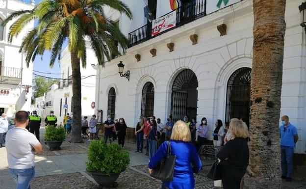 Fotos: Banderas a media asta y minuto de silencio para rendir homenaje a las víctimas de la COVID-19