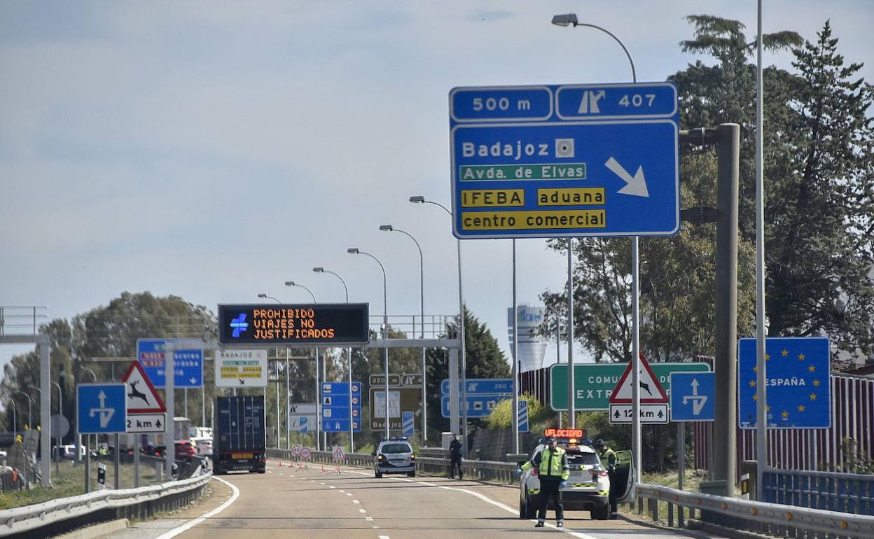 Controles en la autovía A-5 en Badajoz durante el estado de alarma. 