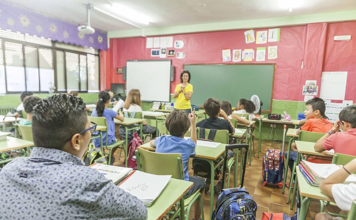 Una docente da clase en un instituto extremeño. 