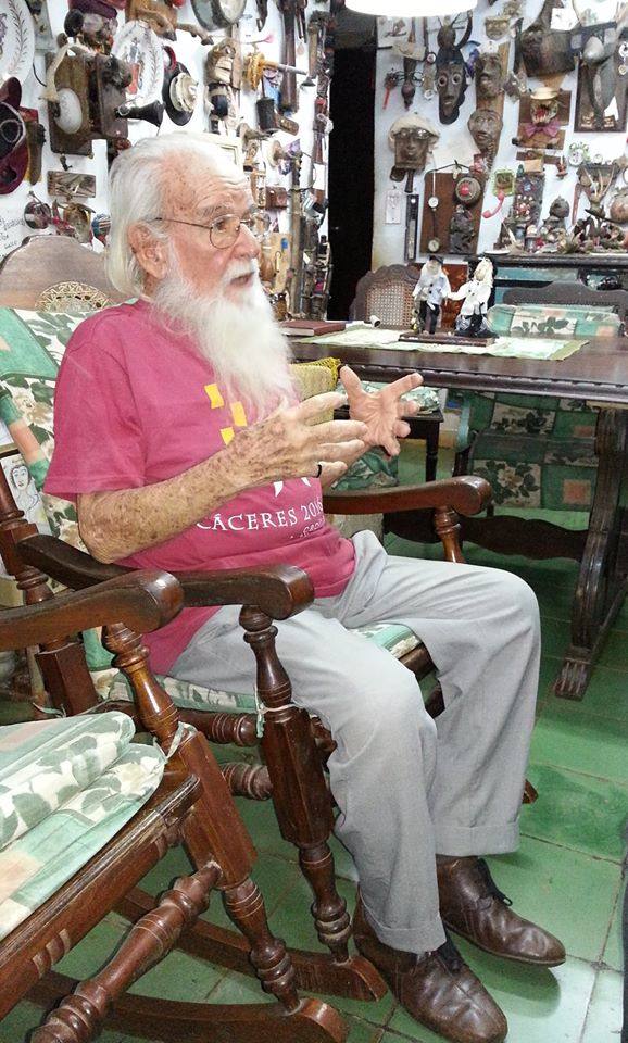 Con camiseta cacereña en su apartamento de Alamar.