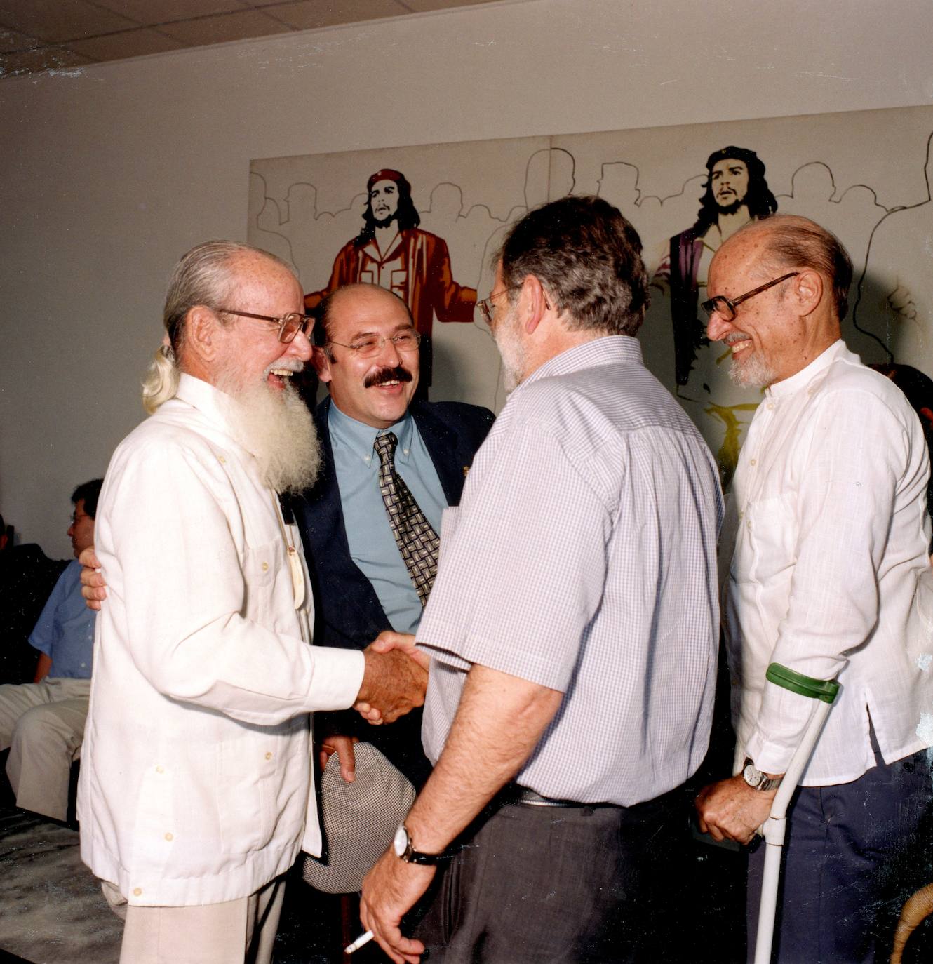 Gallo saludando a Rodríguez Ibarra en 1998 en la Casa de las Américas, junto a Francisco Monterroso y Roberto Fernández Retamar. 