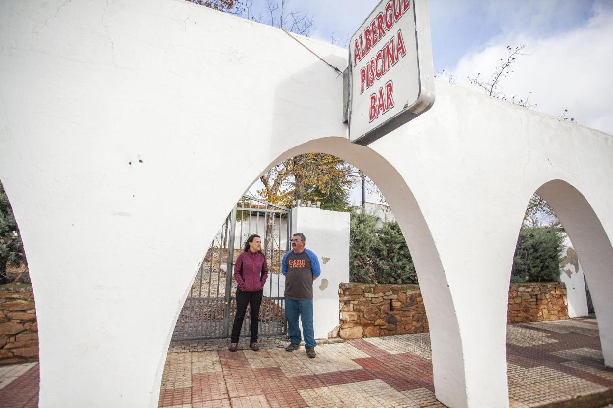 La alcaldesa pedánea de Rincón y un vecino en la puerta de la piscina. 