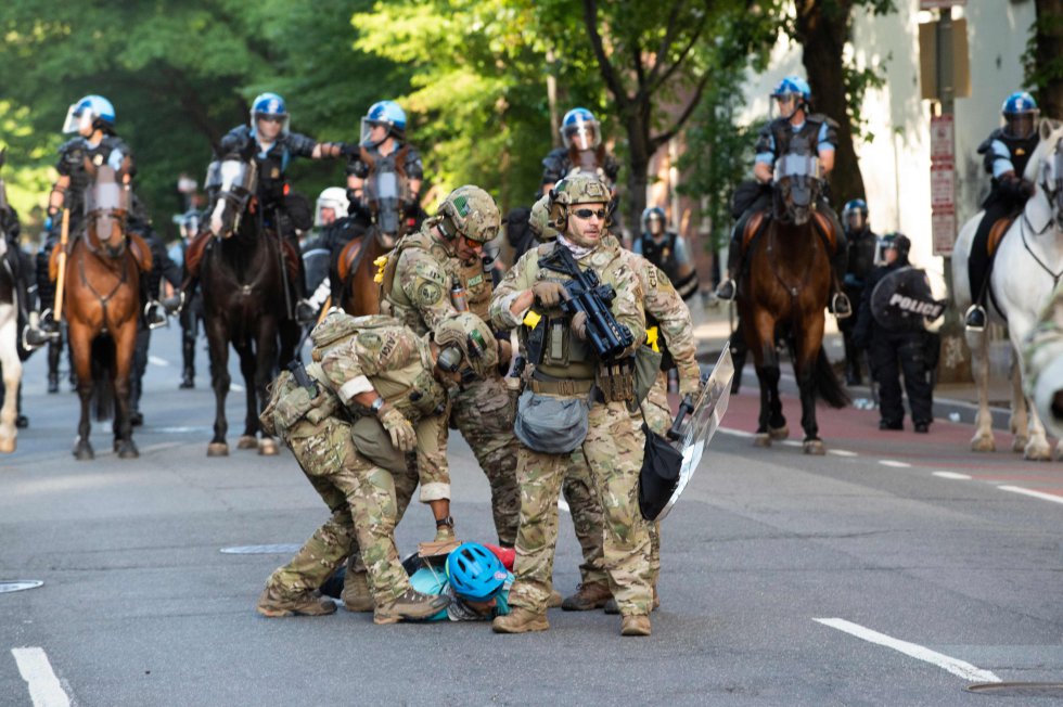 Miembros de la Guardia Nacional detienen en el suelo a un manifestante en Washington