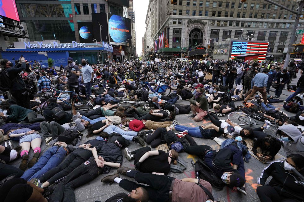 Decenas de manifestantes tumbados boca abajo con las manos en la espalda protestan en la neoyorquina plaza de Times Square