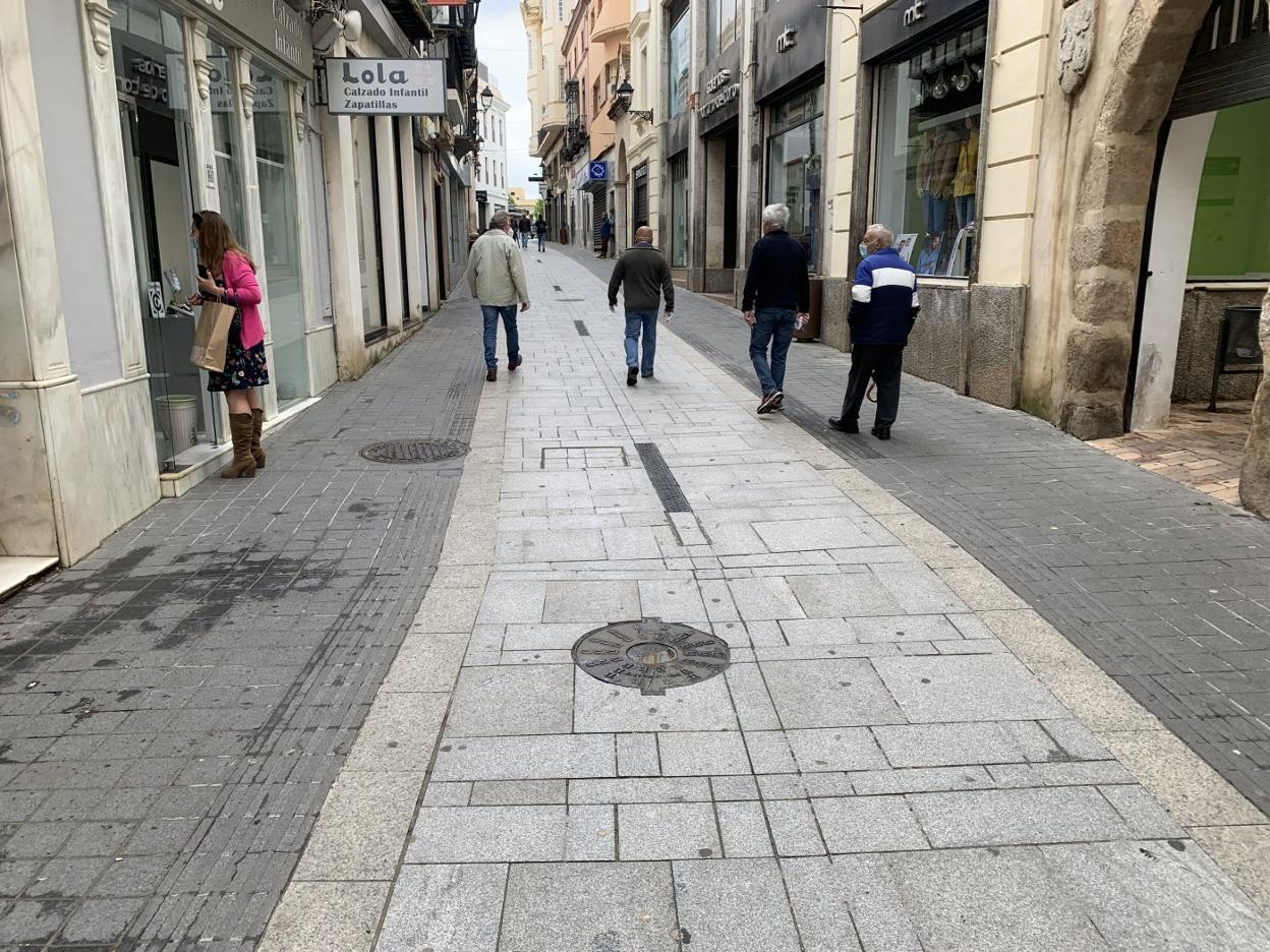 La calle Sevilla, una de las más comerciales de la localidad. 