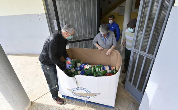 Voluntarios descargan alimentos en la parroquia de Suerte de Saavedra, en Badajoz a finales de abril. 