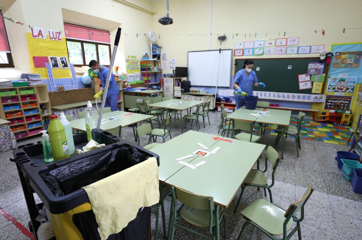 Desinfección de un aula del colegio Trajano. 