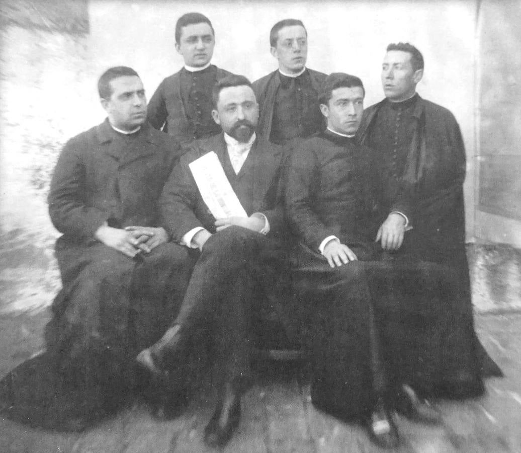 Mario Roso de Luna rodeado de curas.