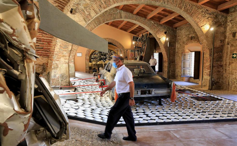 Museo Vostell de Malpartida Un vigilante de sala pasando por delante de la obra 'Fiebre del automóvil'. 
