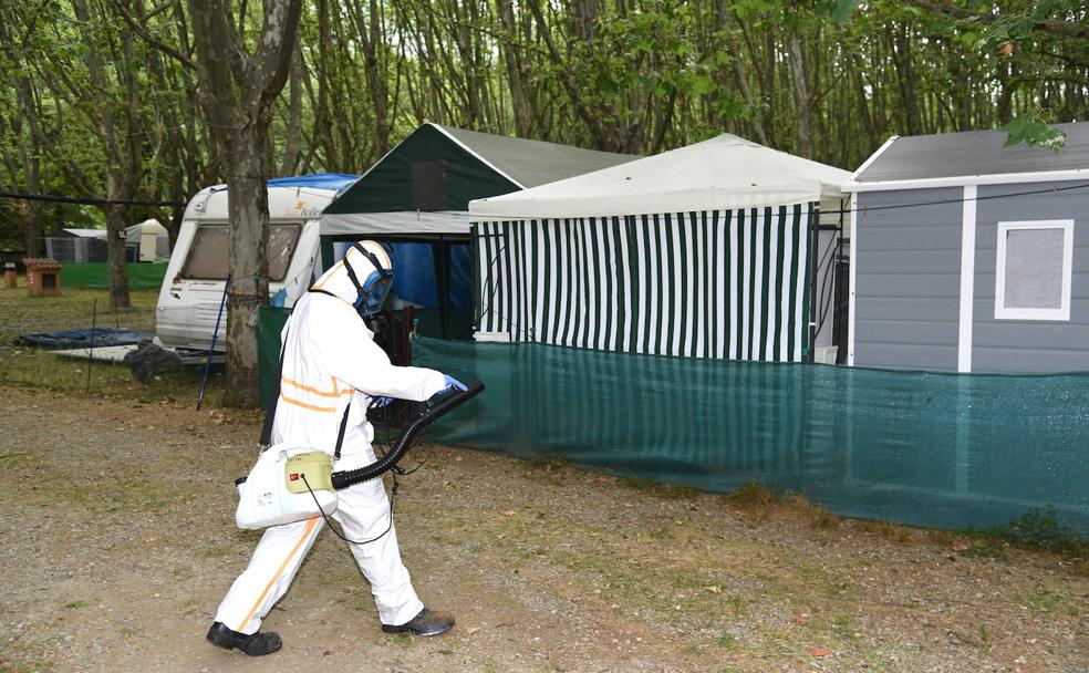 Tareas de limpieza. Personal de la empresa MHC, que participa en el programa de desinfección de la Diputación de Cáceres, trabajando en el camping Valle del Jerte.