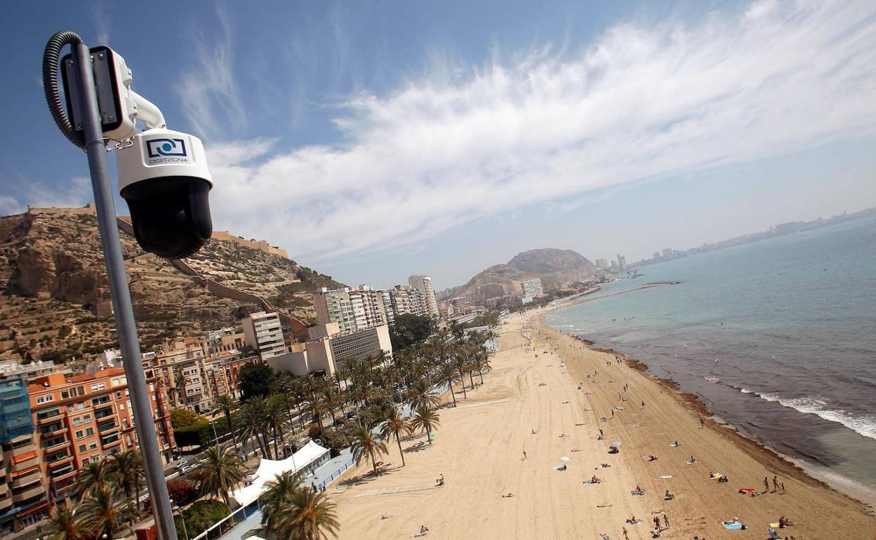 Sistema de videocontrol en la playa del Postiguet, en Alicante 