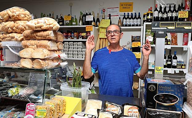 Francis, en su tienda de alimentación situada en la barriada de Las Abadías de Mérida. 