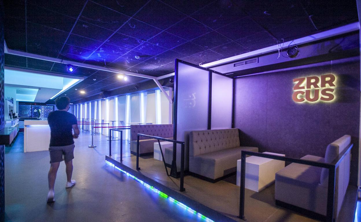 Preparativos para la apertura de una discoteca en Cáceres. 
